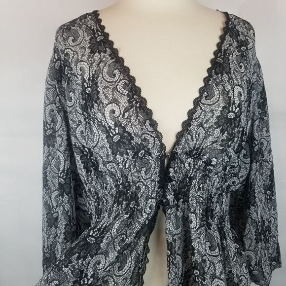 NOTATIONS. SIZE XL. BLACK WHITE FLORAL Tunic Top. Buttons at Waist - Picture 13 of 16